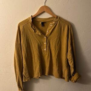 Universal Thread women’s long sleeve button Henley cropped small mustard gold